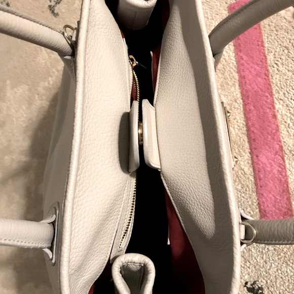 BLUMARINE 💯 authentic, leather tote bag! Has leather crossbody strap as well. - Picture 8 of 16